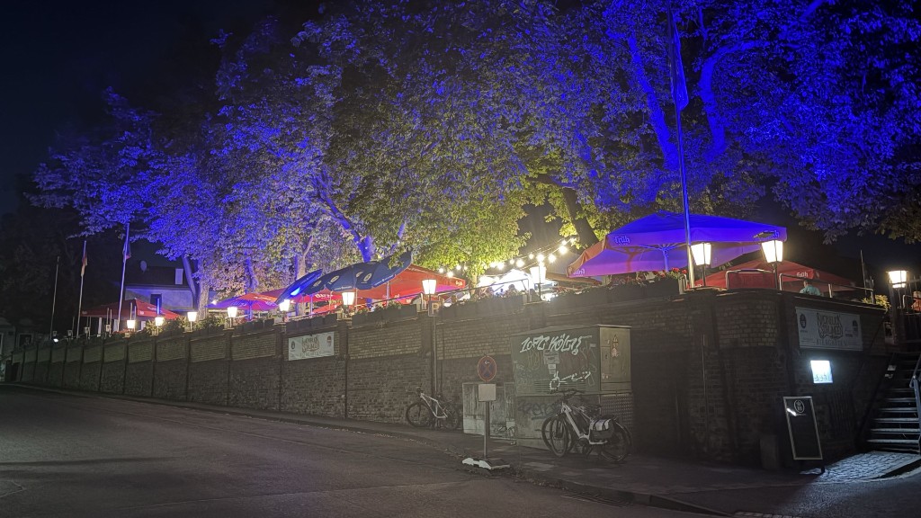 Restaurant Schlimgen bei Nacht an der Uferpromenade