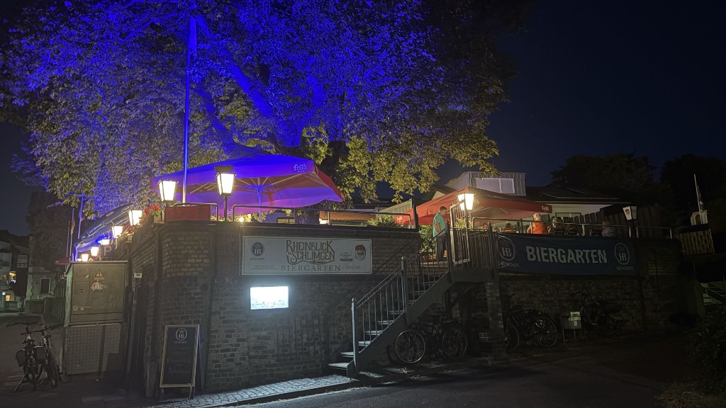 Restaurant Schlimgen bei Nacht mit beleuchteten Schirmen