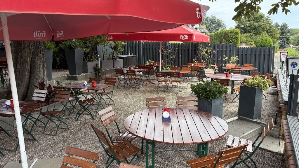 Holztische und Früh-Schirme auf der Terrasse